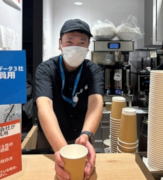 写真4：飲み物を提供するスタッフ